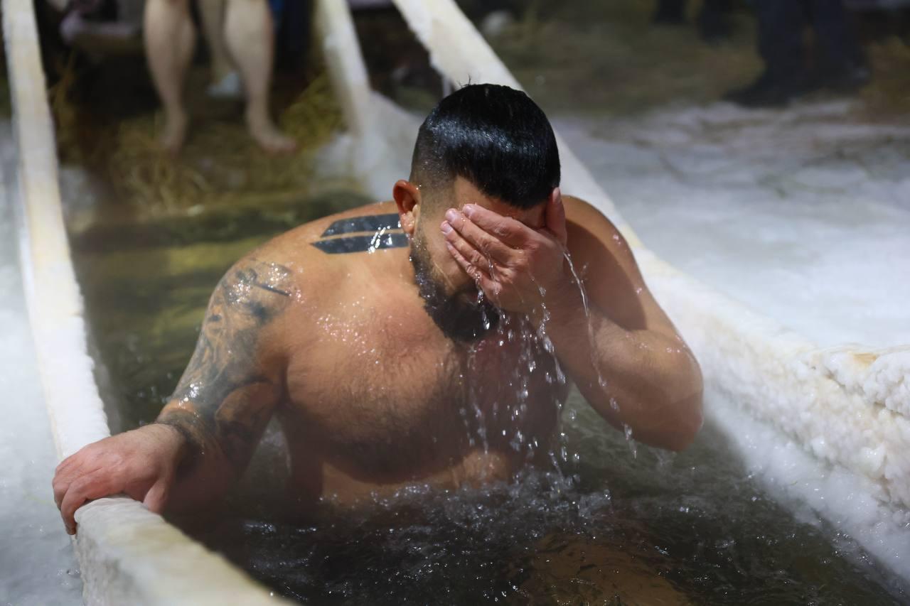 Фото Крещенские купания-2026: как новосибирцы ныряют в купель в аномальный мороз почти –40 градусов. ОНЛАЙН 6